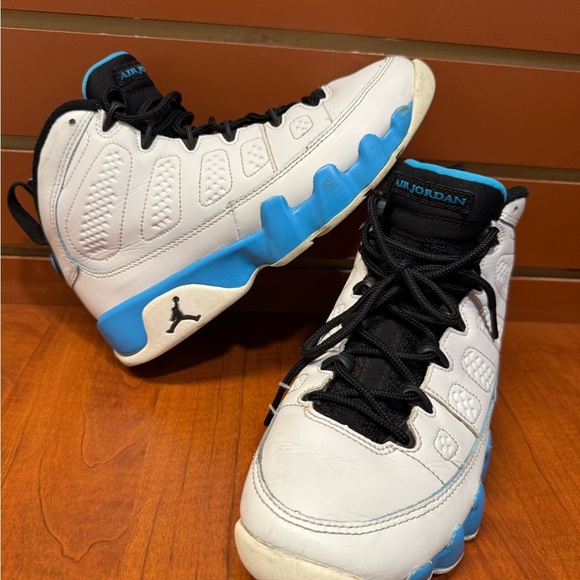 Nike Black and Blue Sneakers - Picture 2 of 9